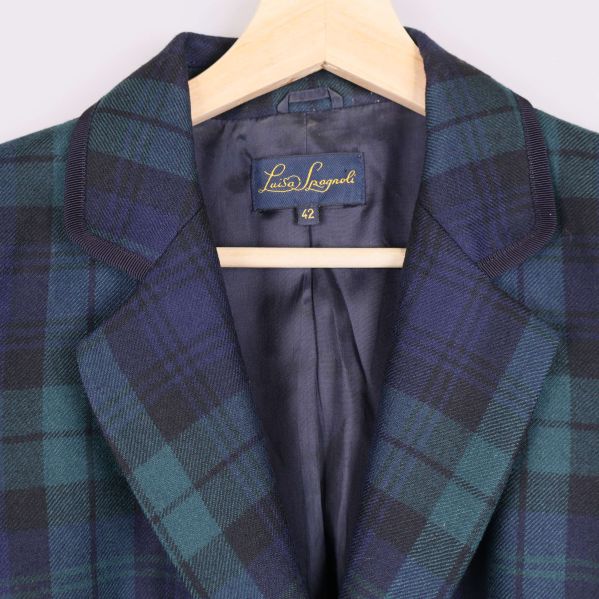 Närbild på Luisa Spagnoli-märke i kavajen