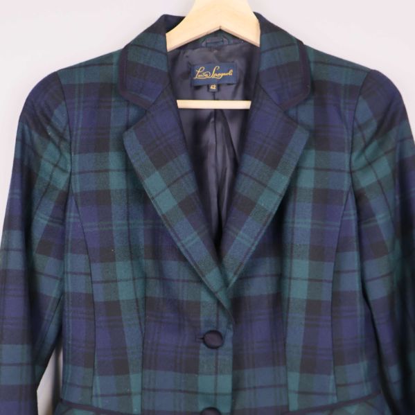 Kavaj framtill med rutigt tyg och knappar