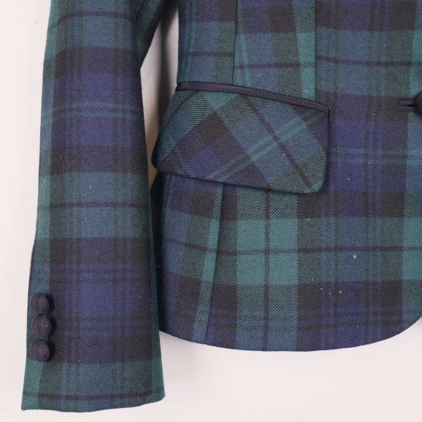 Ärm och fickdetalj på rutigt tyg