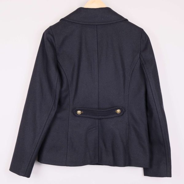 Marinblå skepparkavaj bakifrån med knapprad i ryggen