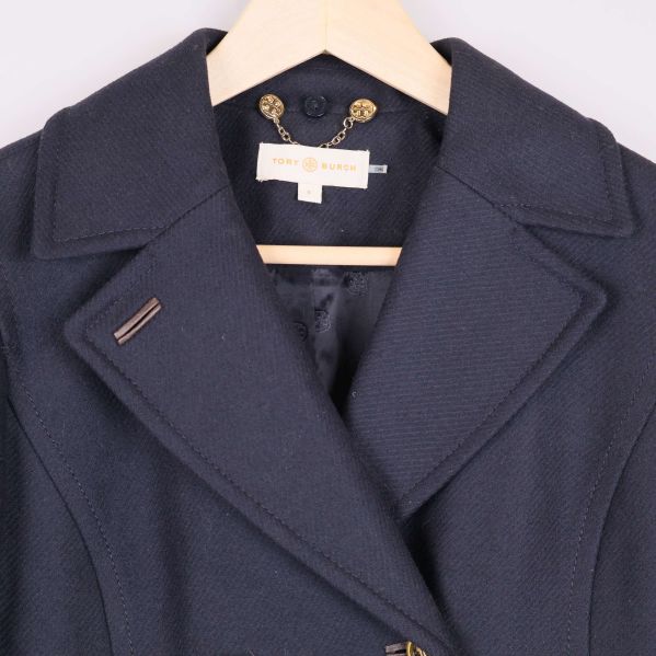 Närbild på krage och axel på skepparkavaj