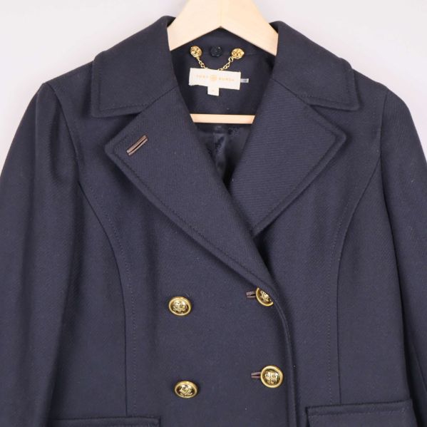 Närbild fram av marinblå skepparkavaj med knappar