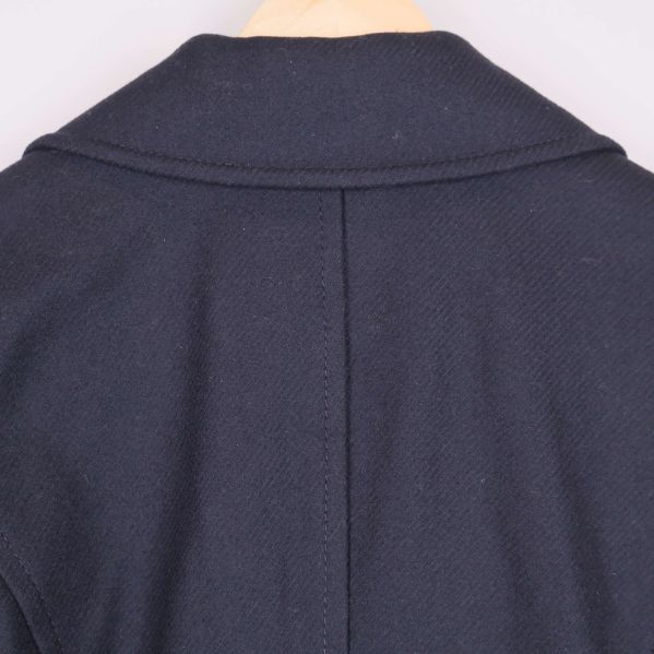 Närbild på söm och krage bak på marinblå kavaj