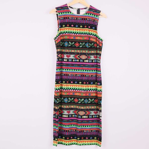 Framsida av ärmlös mönstrad klänning med färgglada ränder