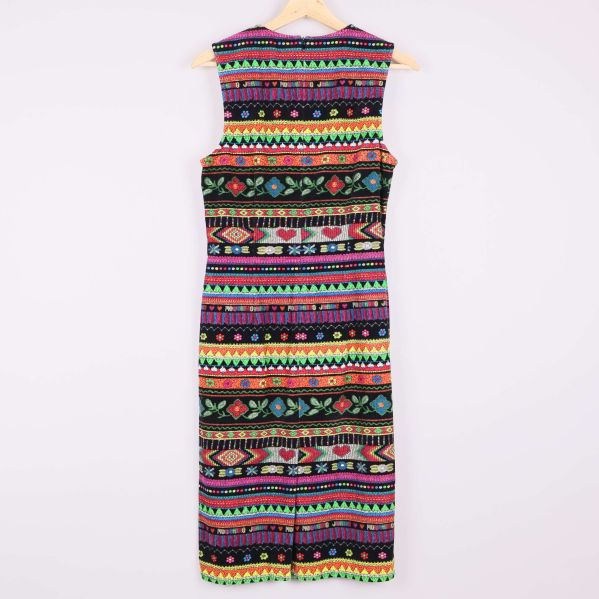 Baksida av färgglad midiklänning med blommigt och grafiskt mönster