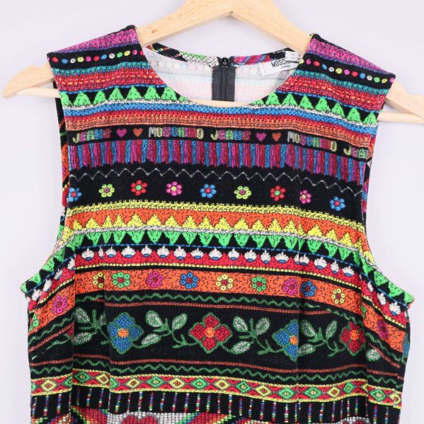 Närbild på överdel av klänning med blommönster och hjärtan