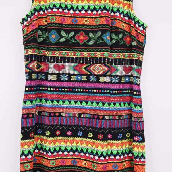 Blommiga och färgglada detaljer mitt på klänningen