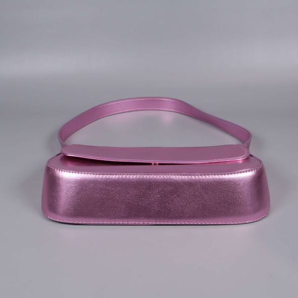 Väskans framsida i rosa metallic