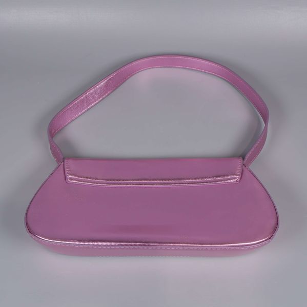 Väskans baksida i helbild rosa metallic