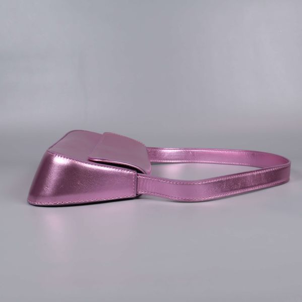 Väska i profil som visar sidovy och rem