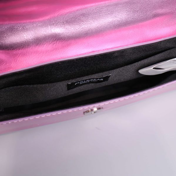 Väskans insida med svart foder och dragkedja