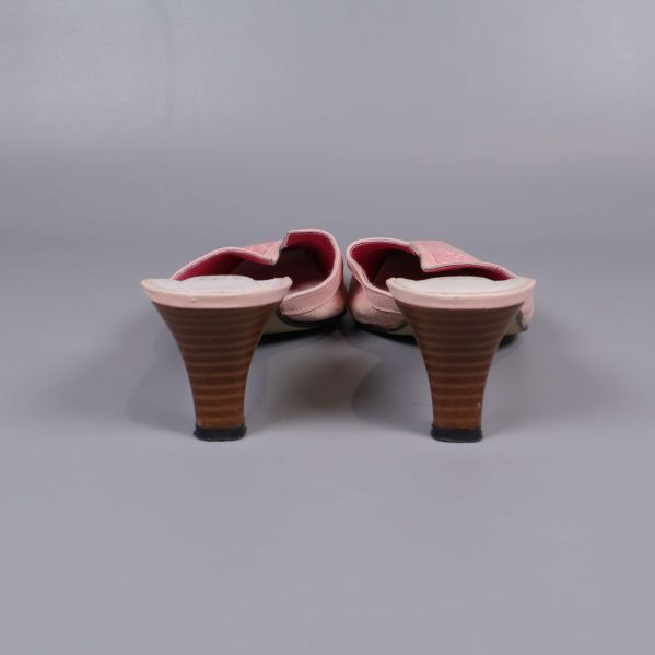 Baksidan av rosa mules med träklackar