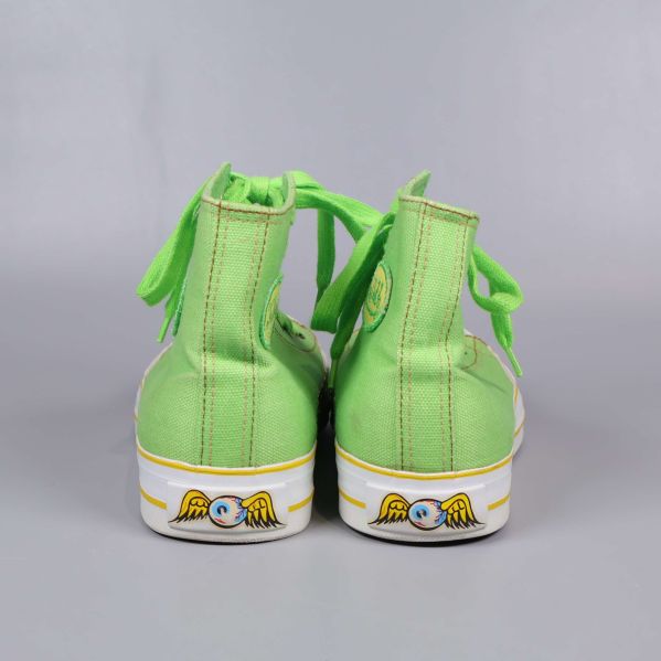 Baksida av gröna sneakers med dekoration på hälen