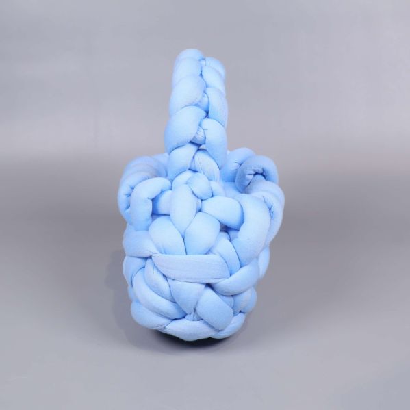 Handväska i blå stickad textur sedd från kortsidan