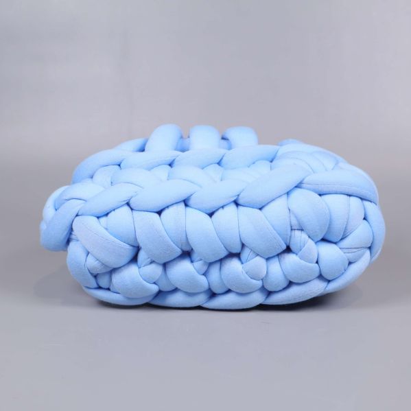 Botten av ljusblå stickad handväska i närbild