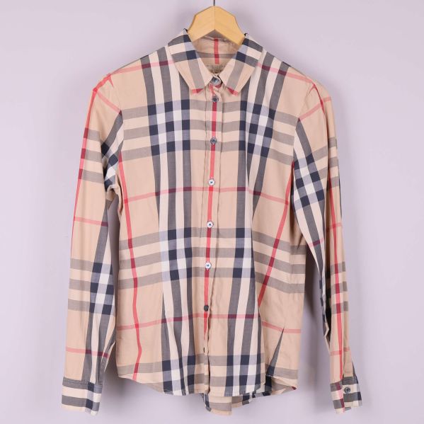 Framsidan av rutig skjorta 