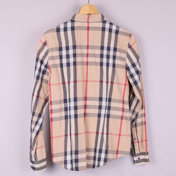 Baksidan av långärmad rutig skjorta