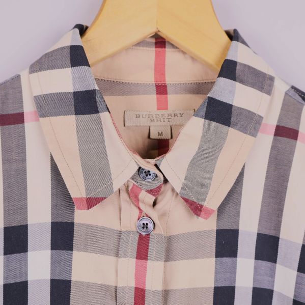 Närbild på krage och Burberry Brit-märkning