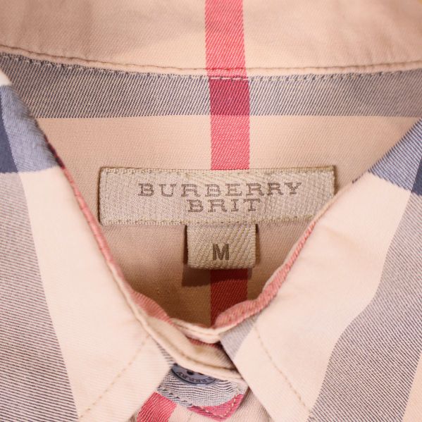 Burberry Brit-märkning i närbild på insida krage