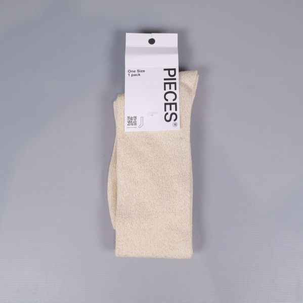 Strumpor i beige med etikett Pieces synlig ovanpå
