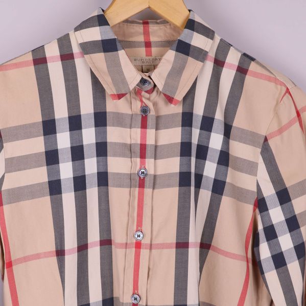 Närbild på rutmönstrad skjortas krage