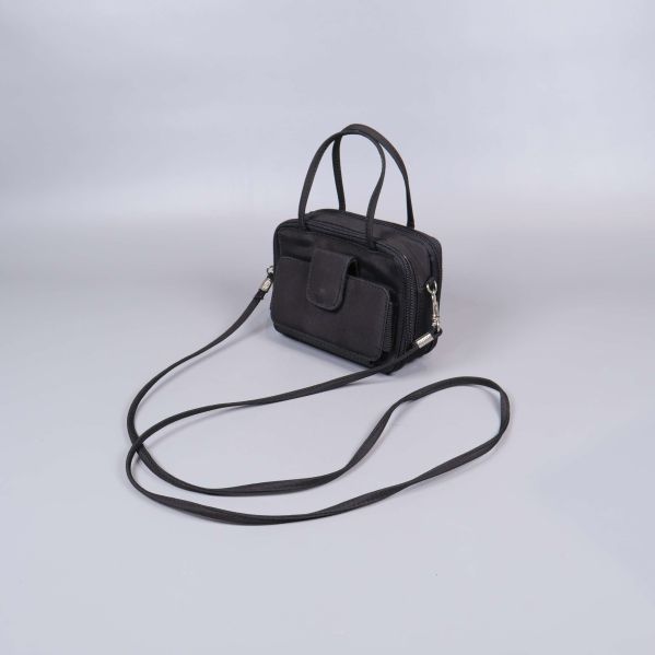 Svart axelremsväska med lång rem och ficka fram