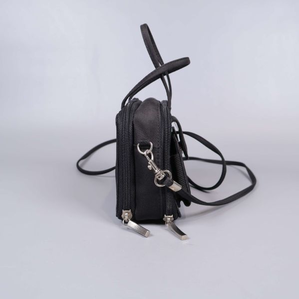 Närbild på väska med två dragkedjor i silverfärg