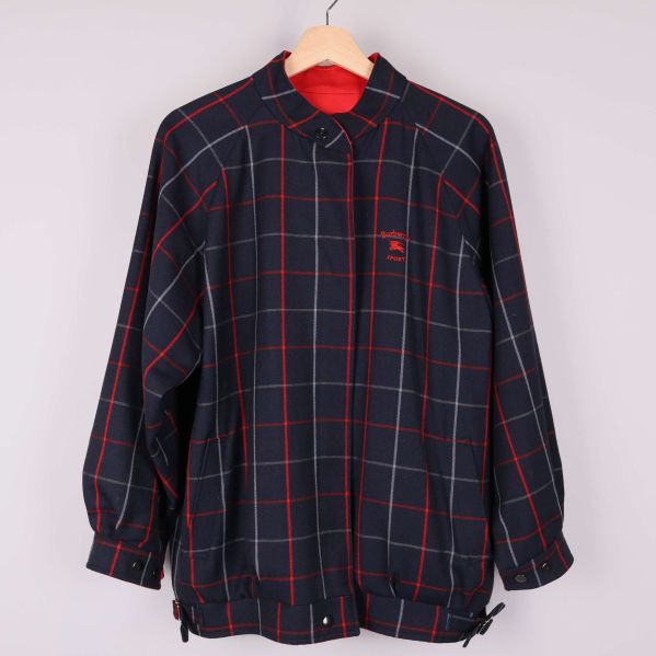 Rutigt jacka med röd broderad logga framifrån