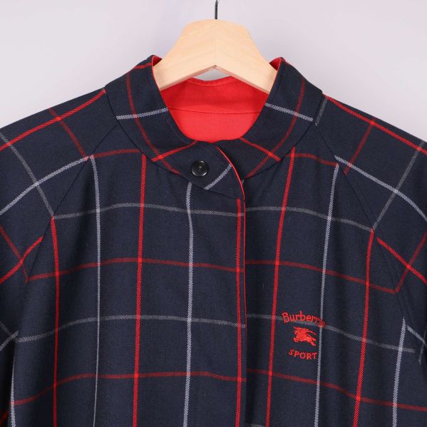 Närbild krage och broderad logo