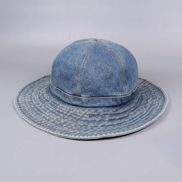 Solhatt i blå denim med bred skärm