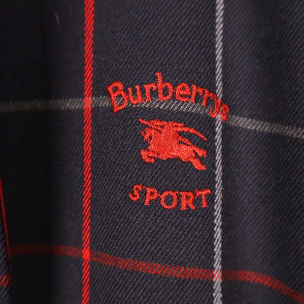 Broderad Burberrys SPORT-logga i rött på jackan