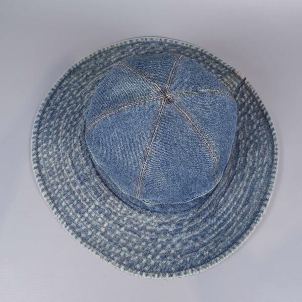 Solhatt ovanifrån med tydliga sömmar