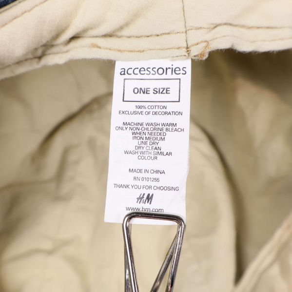 Onesize-etikett på insidan av hatten