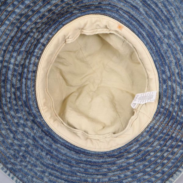 Insidan av denimsolhatten med ljust foder