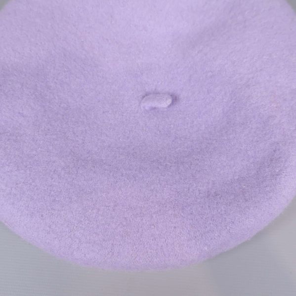 Närbild av ljuslila basker med tydlig struktur