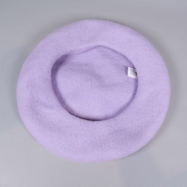 Insidan av ljuslila basker med etikett synlig