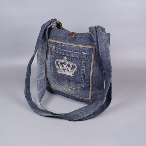 Axelväska i denim med broderad krona och långt axelband