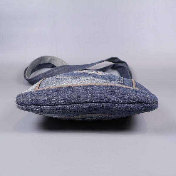 Jeansväska sedd från sidan visar smal profil