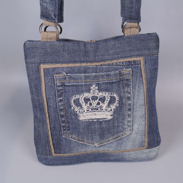 Framsida av jeansväska med synlig kronbroderad ficka