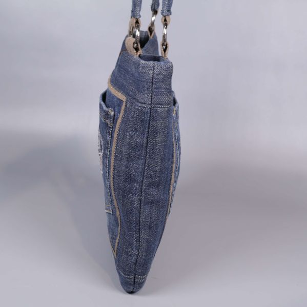 Jeansväska fotograferad från sidan stående upp