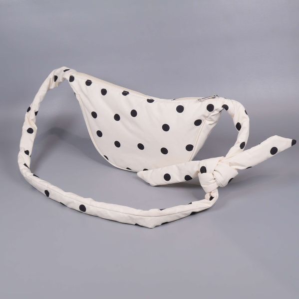 Magväska i tyg med stora svarta prickar