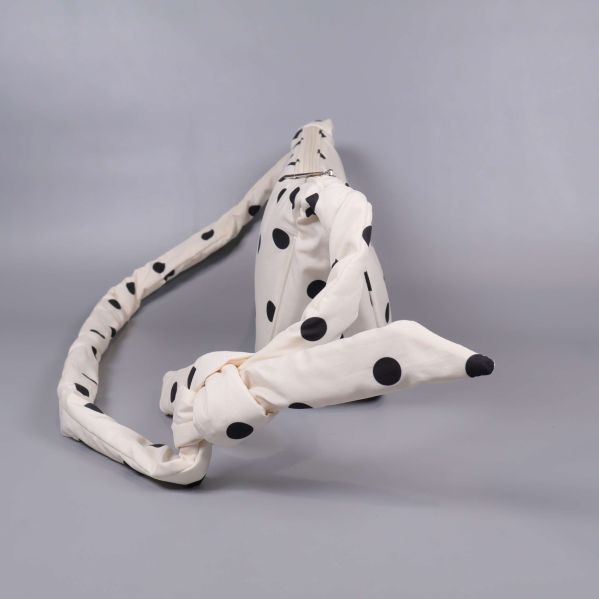 Prickig magväska visad från sidan