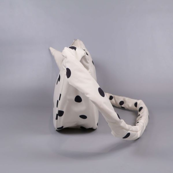 Prickig magväska sedd från andra sidan