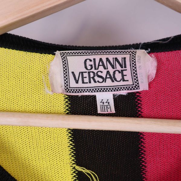 Närbild av Gianni Versace-märkning i nacken