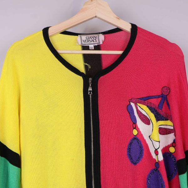 Närbild av koftans blixtlås och halsringning