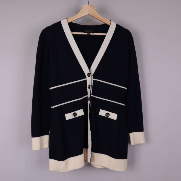 Marinblå kofta med vita kontrastkanter