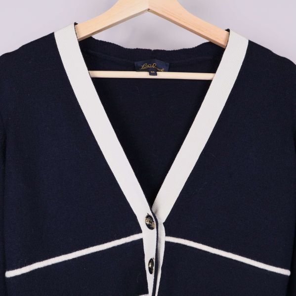 Närbild på koftans överdel med mörkblå och vita detaljer