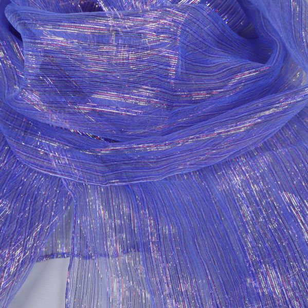 Närbild på sjalens blå tyg och glittriga trådar