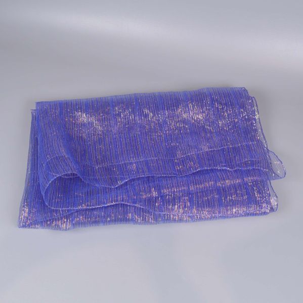 Blå glittrig sjal vikt på ljus bakgrund