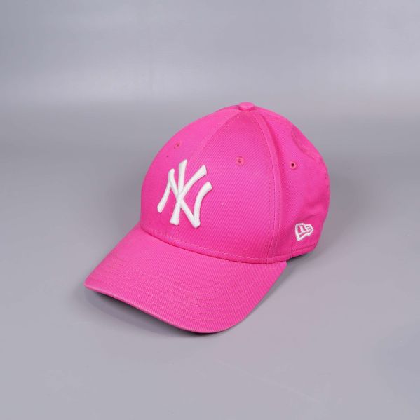 Rosa New Era keps med vit logotyp framtill